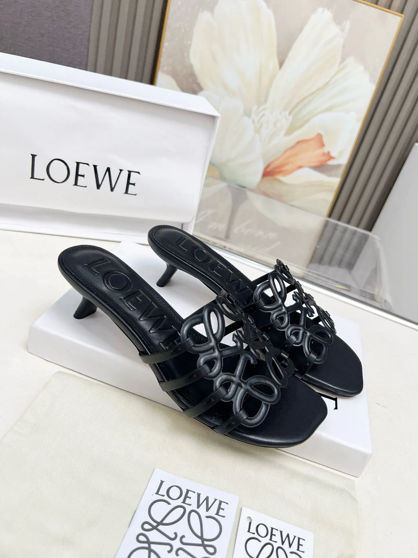 👟👟Ex-factory price 500👟👟 LOEWE 2025 SS summer limited edition hollow slippers, it is a very comprehensive noble fashion brand, highly recommended to all little fairies.   1⃣️Material: Imported cowhide 2⃣️Inner lining: Imported Italian lambskin, super soft and delicate 3⃣️Outsole: Imported Italian original original color genuine leather outsole Heel height 4.5 4⃣️Code number: 35 to 39 (40.41.42.43. Customized)